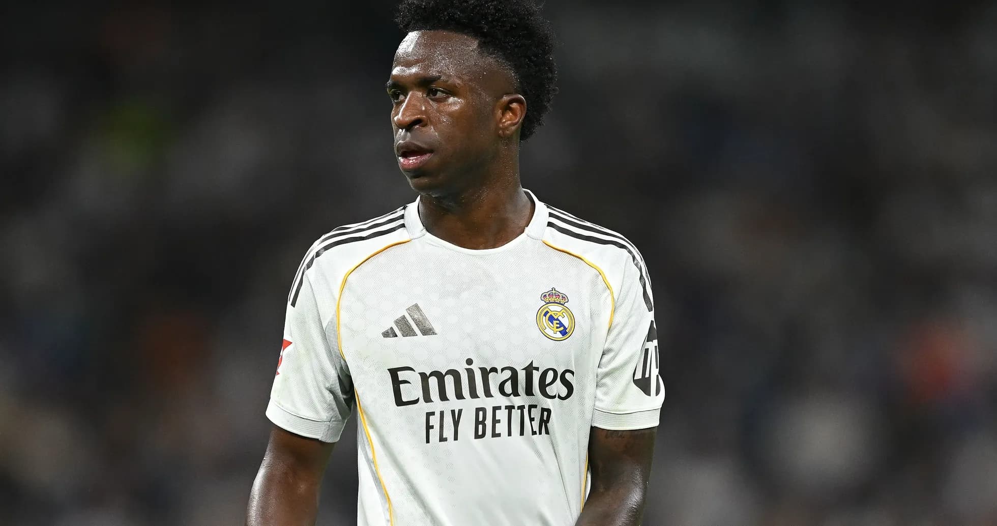 Jugador de Real Madrid en uniforme blanco en el campo