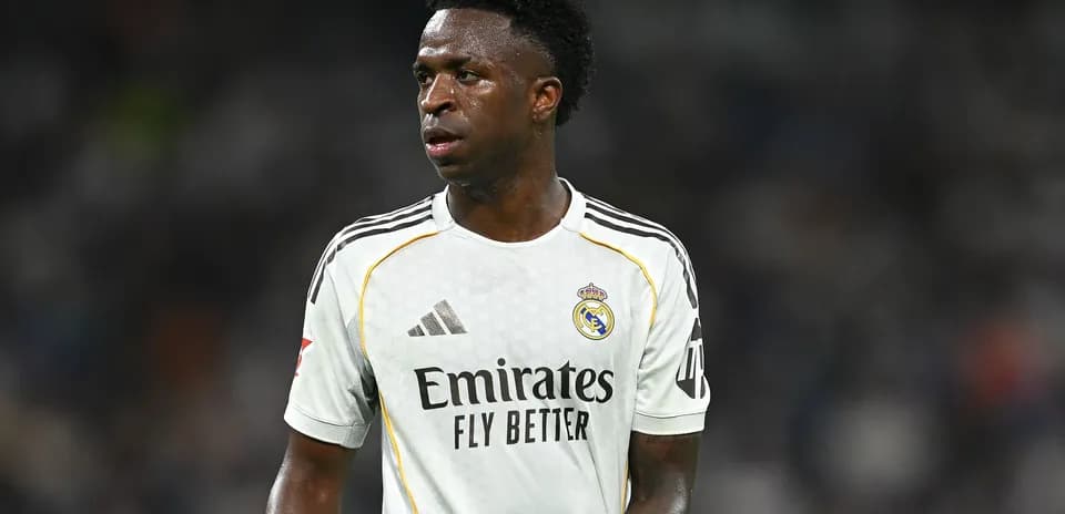 Jugador de Real Madrid en uniforme blanco en el campo