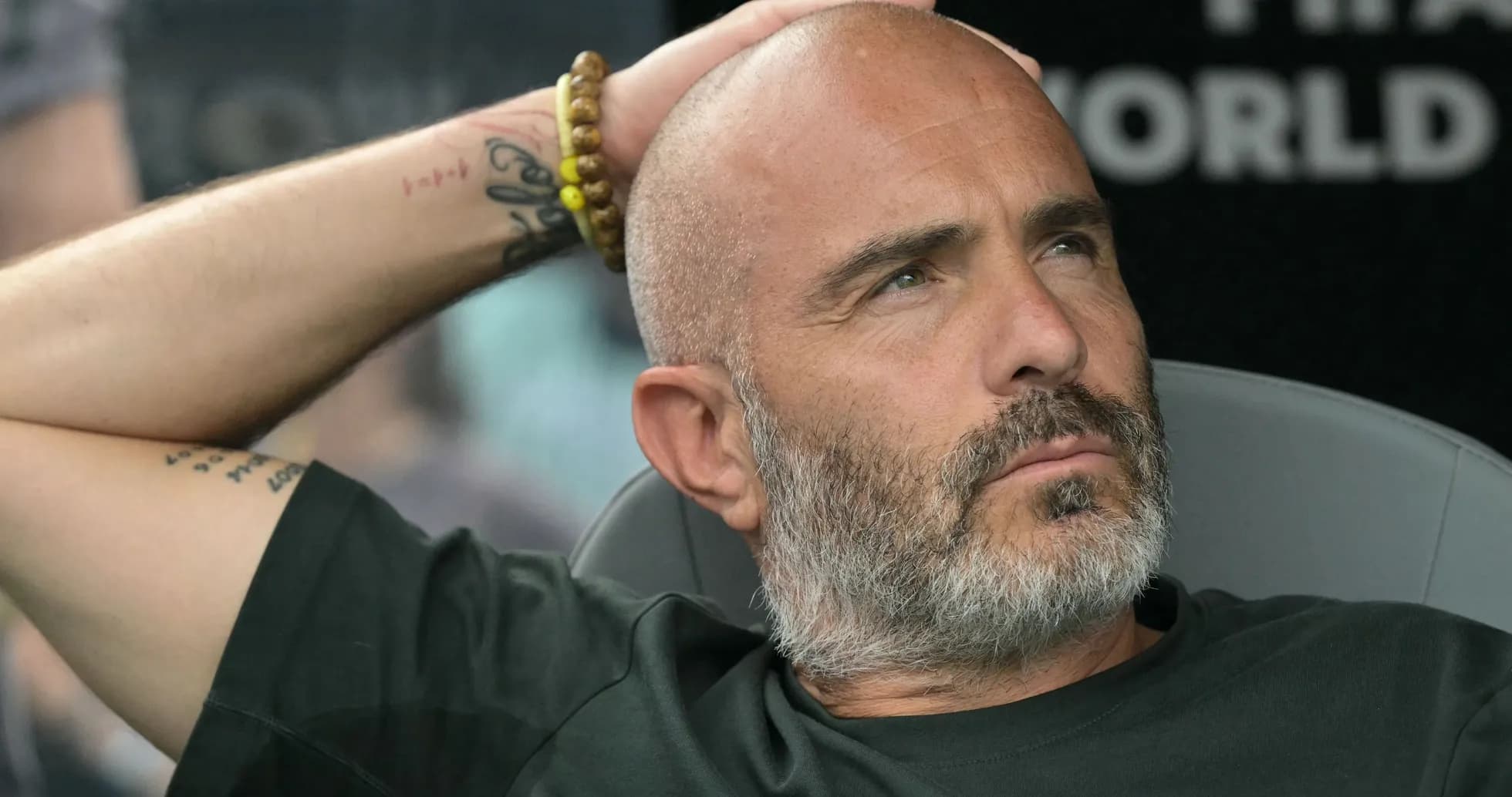 Entrenador en el banquillo durante el partido