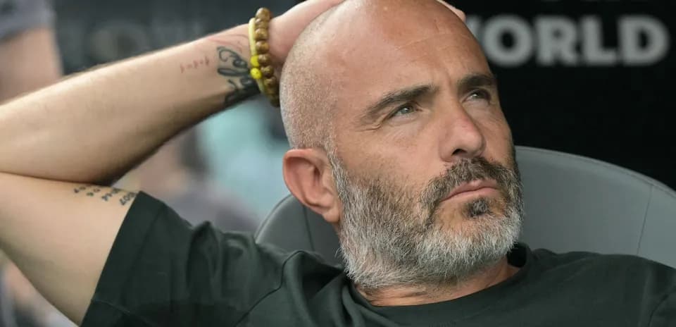 Entrenador en el banquillo durante el partido