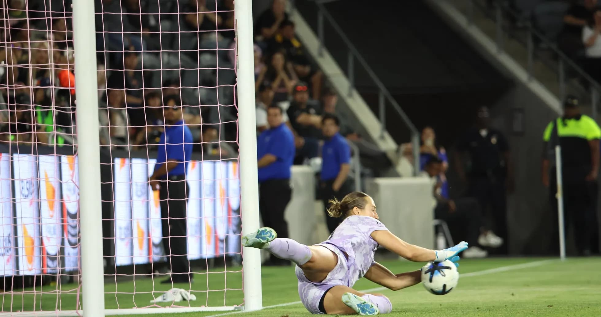Portera atrapando el balón durante el partido