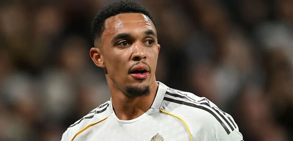 Jugador de fútbol con camiseta de Real Madrid en acción