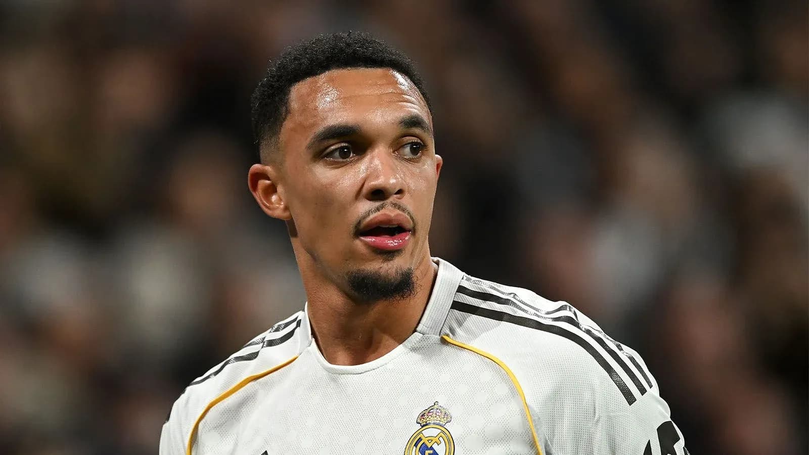 Jugador de fútbol con camiseta de Real Madrid en acción