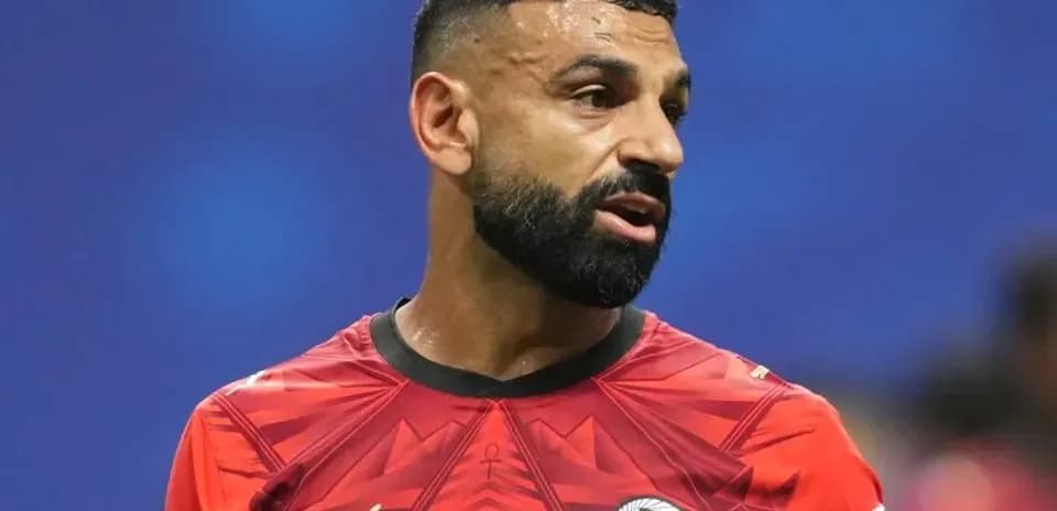 Jugador de Egipto en uniforme rojo durante partido