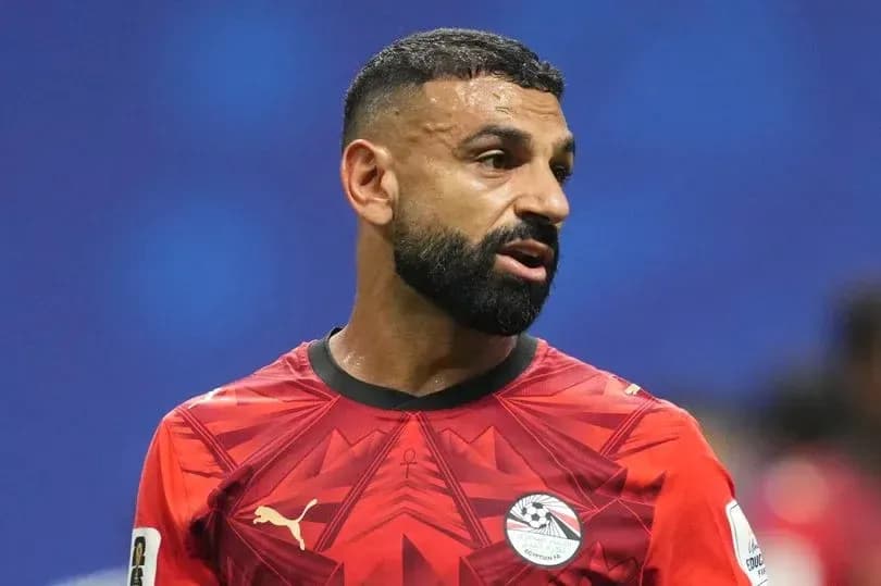Jugador de Egipto en uniforme rojo durante partido