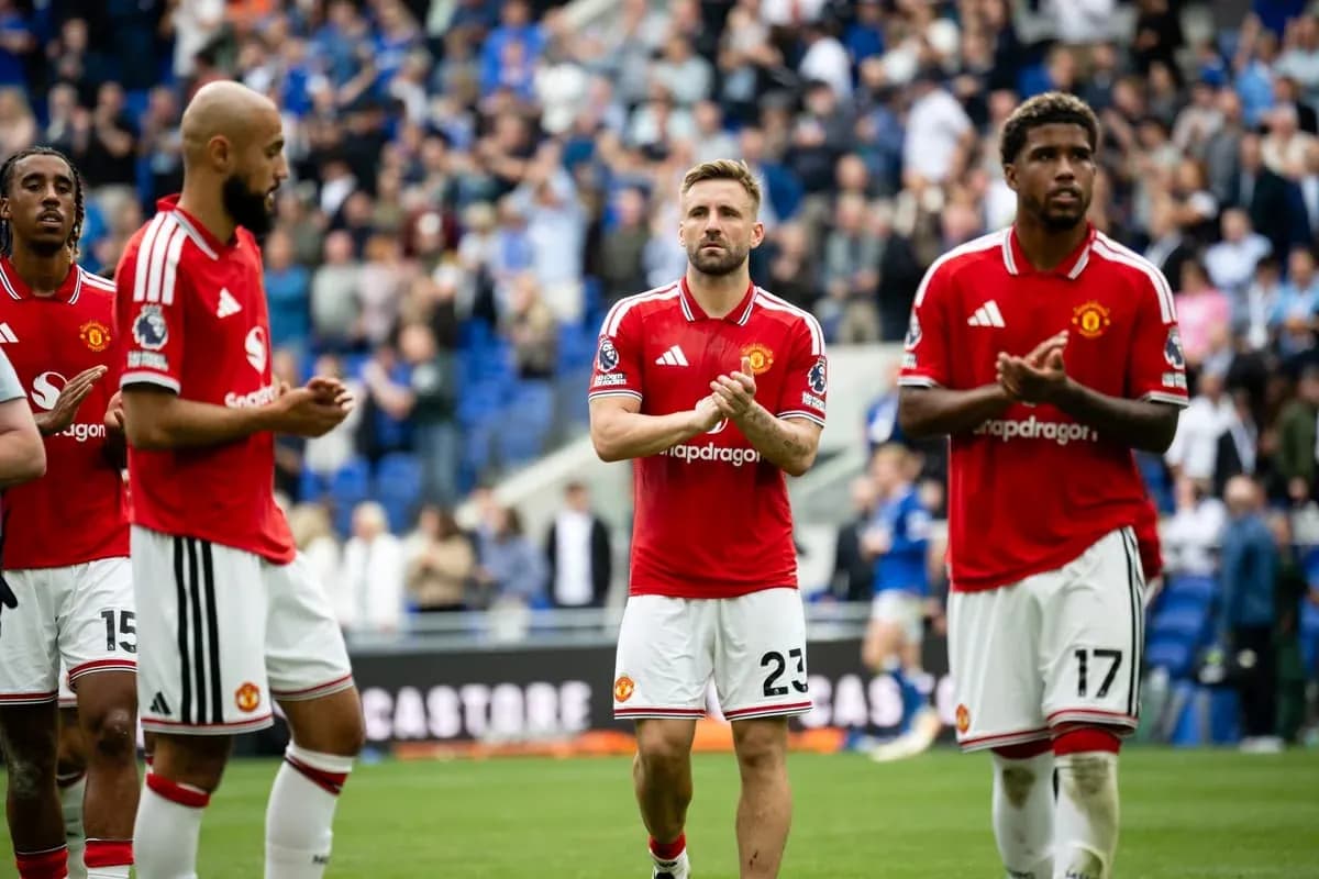 Jugadores de Manchester United aplaudiendo tras el partido