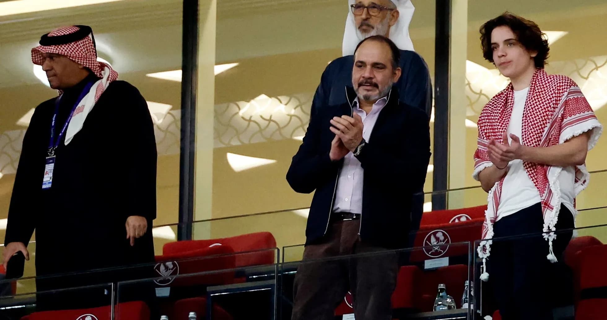 Espectadores aplaudiendo en un palco de estadio