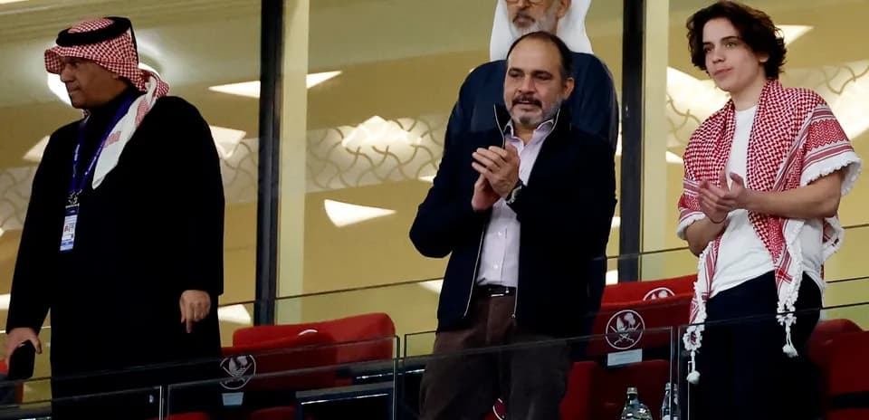 Espectadores aplaudiendo en un palco de estadio