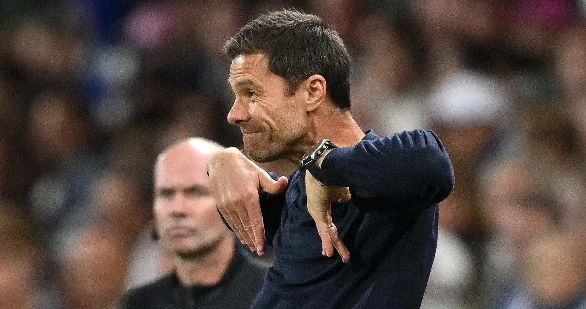 Entrenador gesticulando durante el partido