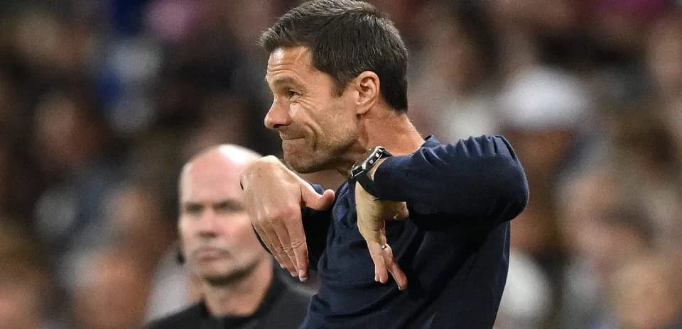 Entrenador gesticulando durante el partido