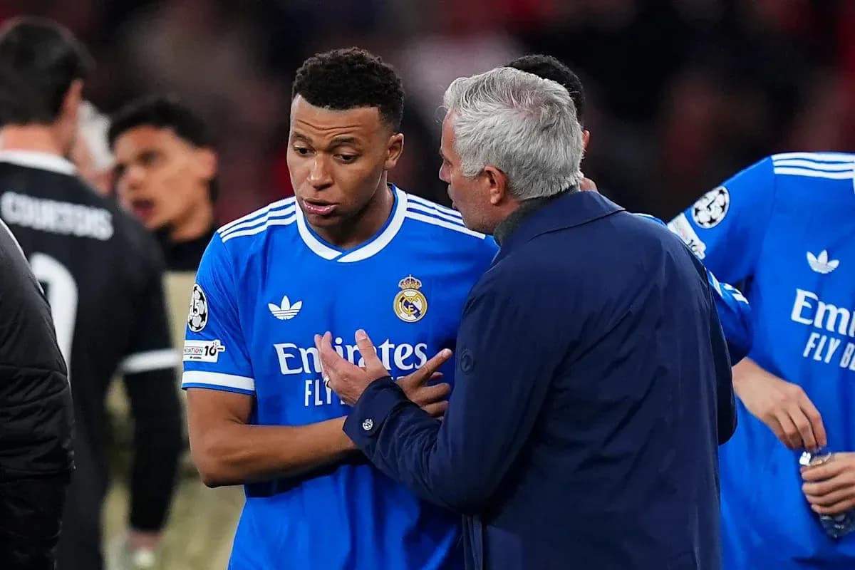 Entrenador hablando con jugador de Real Madrid