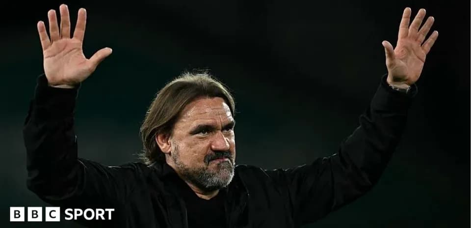 Entrenador saludando al público con ambas manos