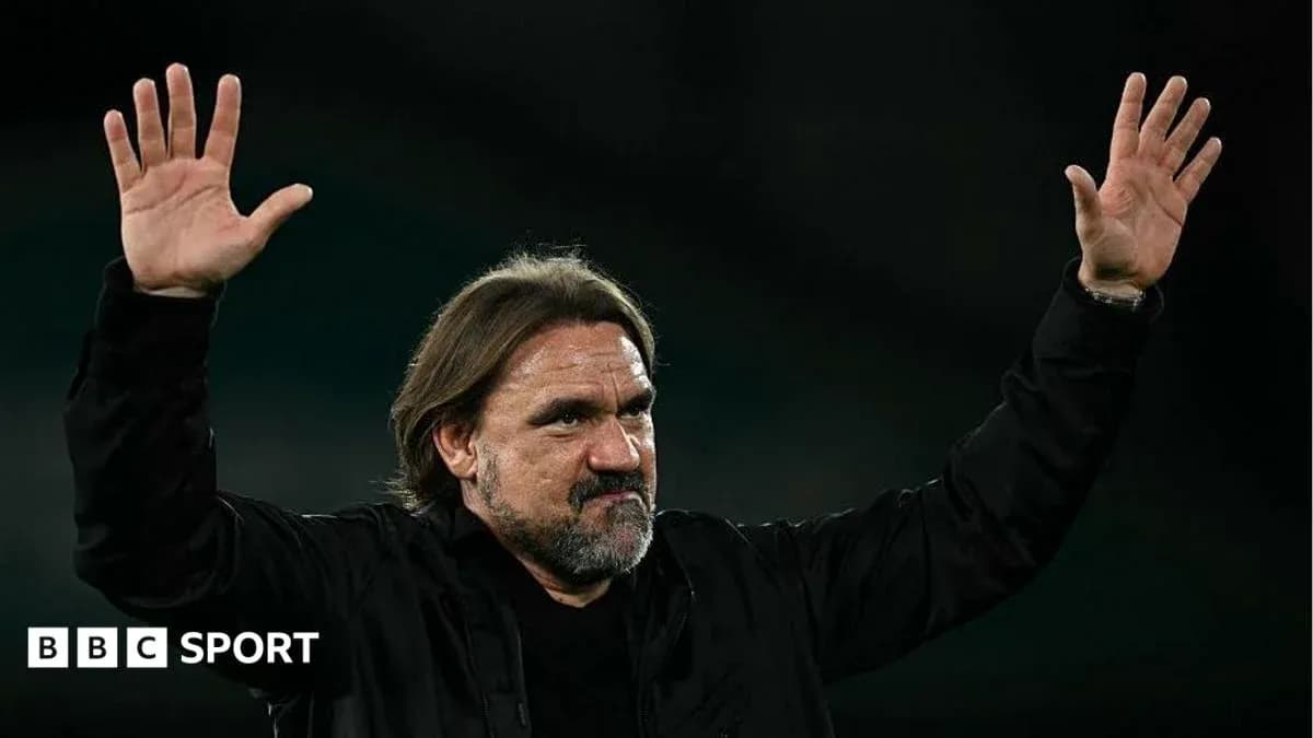 Entrenador saludando al público con ambas manos