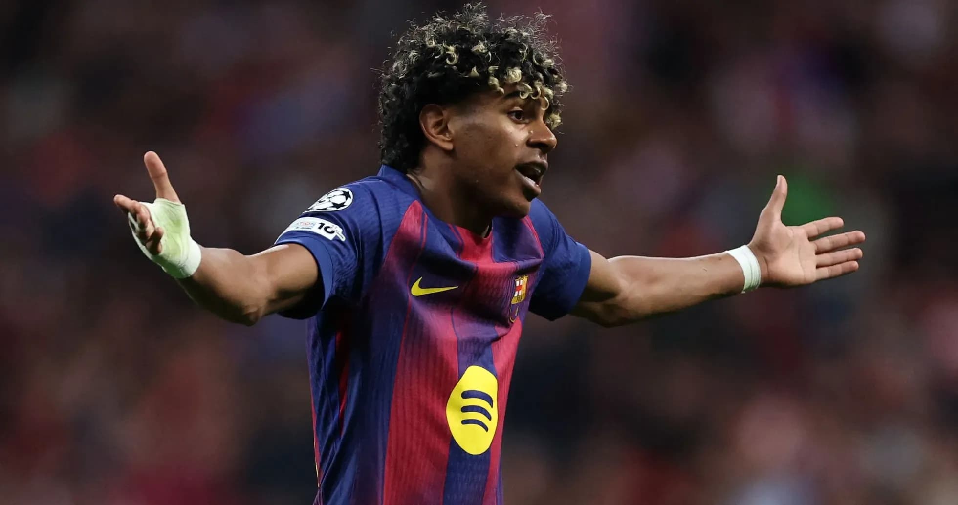 Jugador de Barcelona gesticulando durante el partido