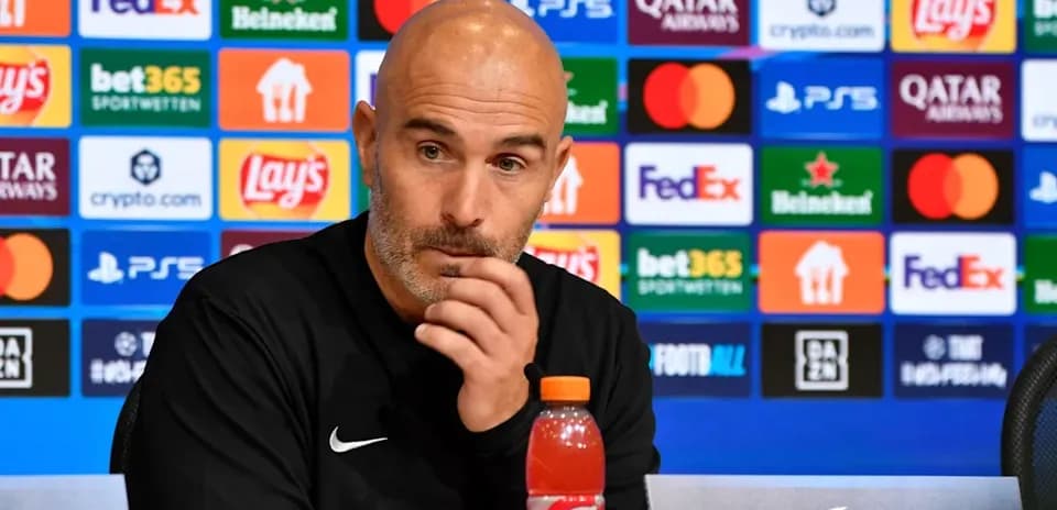Entrenador en conferencia de prensa de Champions League