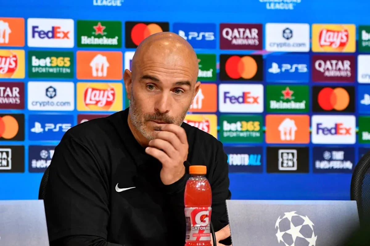 Entrenador en conferencia de prensa de Champions League