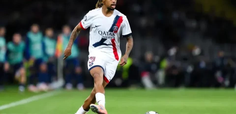 Jugador de PSG corriendo con el balón en el campo
