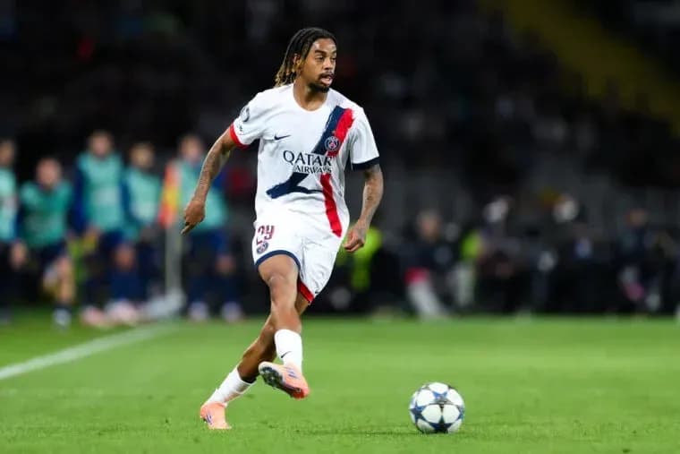 Jugador de PSG corriendo con el balón en el campo