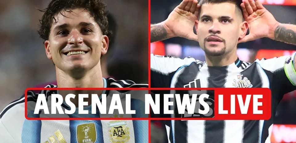 Dos jugadores de fútbol sonriendo y celebrando