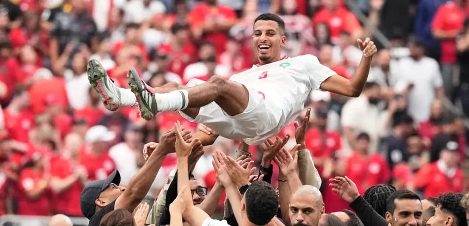 Jugador levantado por compañeros tras victoria
