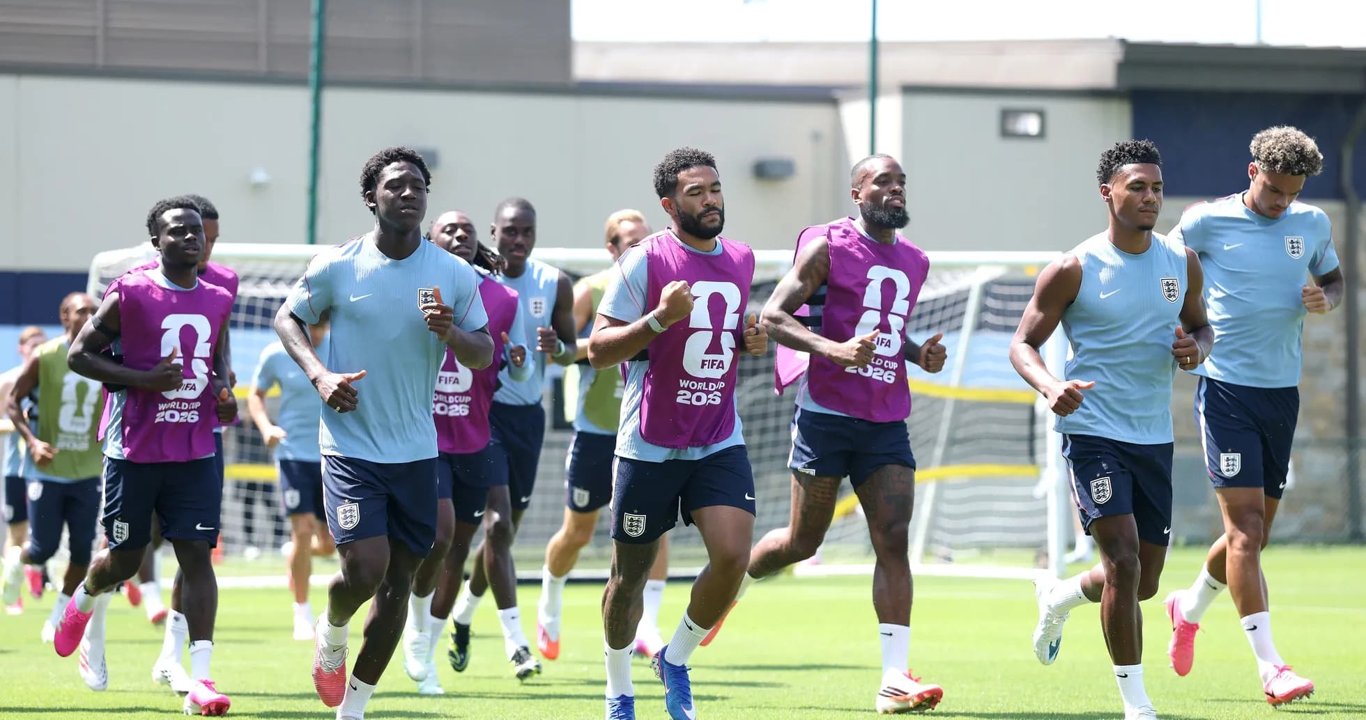 Jugadores de Inglaterra corriendo durante sesión de entrenamiento