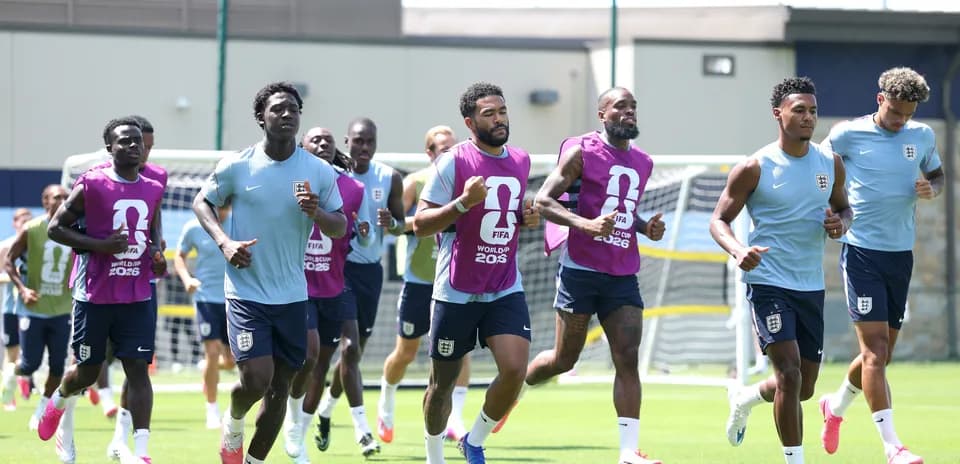 Jugadores de Inglaterra corriendo durante sesión de entrenamiento