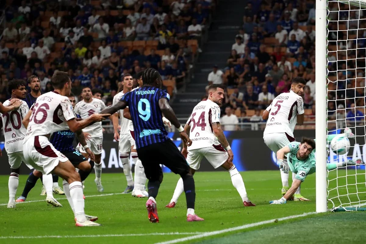 Jugadores de Torino e Inter en acción