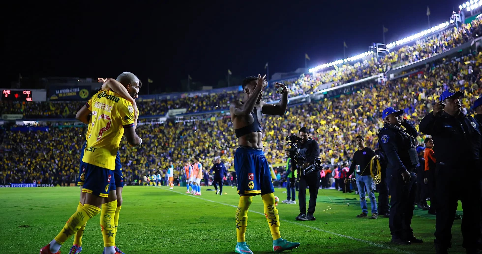Jugadores de Club América celebrando en el estadio