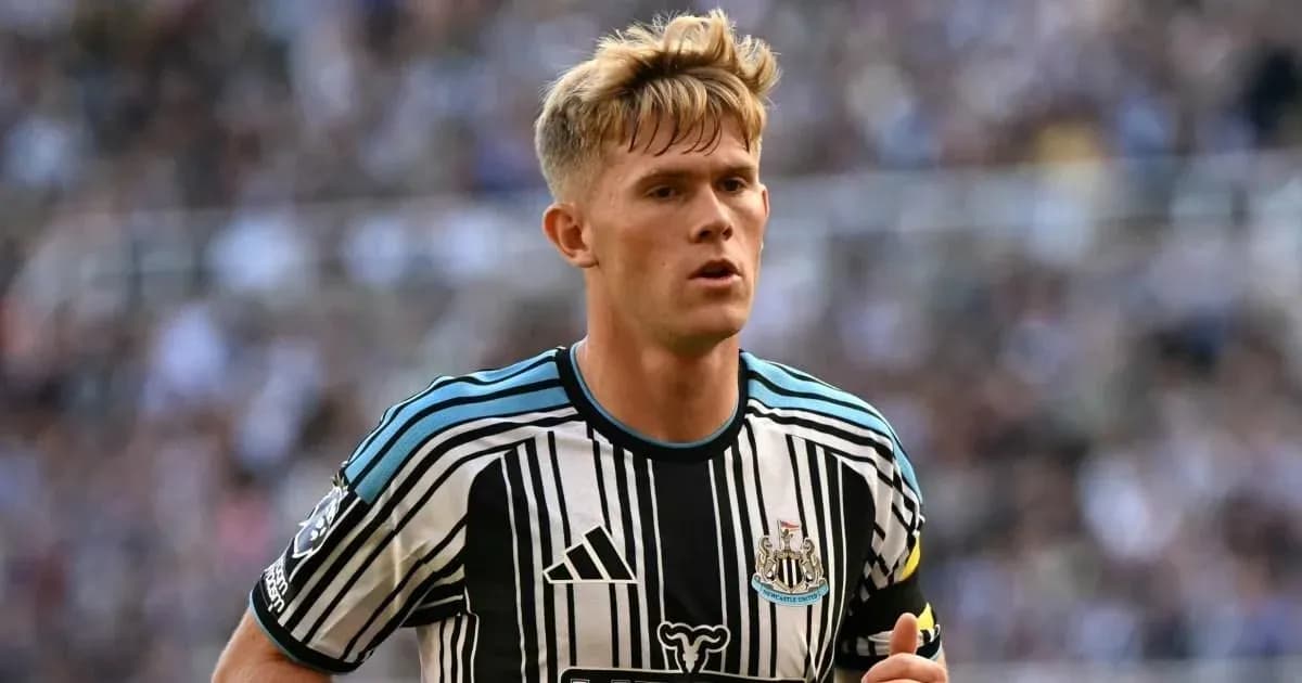Jugador de Newcastle United corriendo en el campo