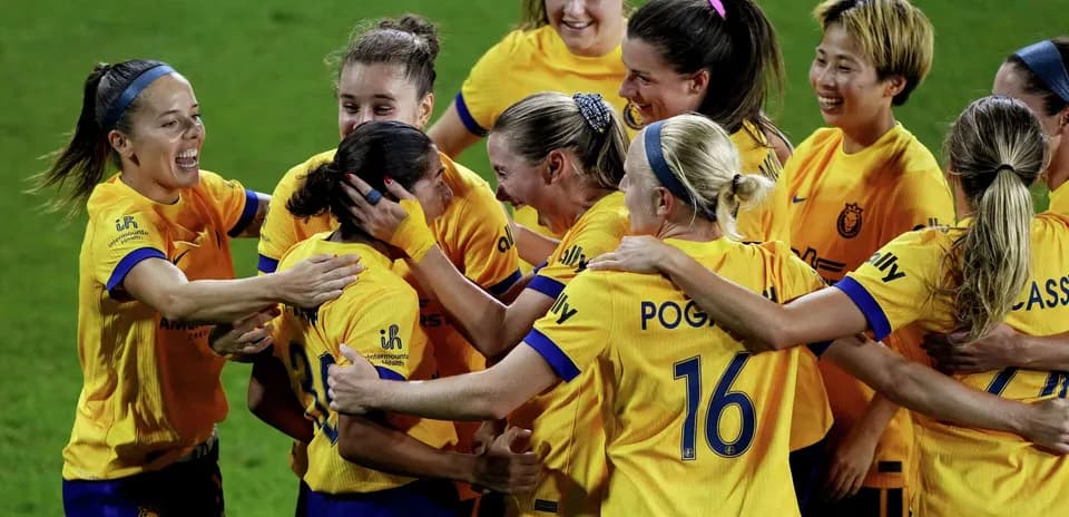 Jugadoras celebrando un gol en el partido