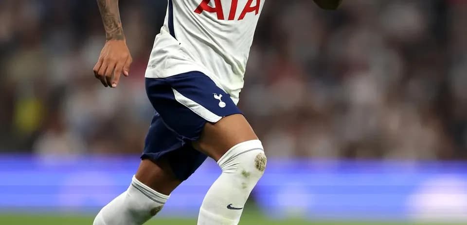Jugador de Tottenham corriendo con el balón en campo