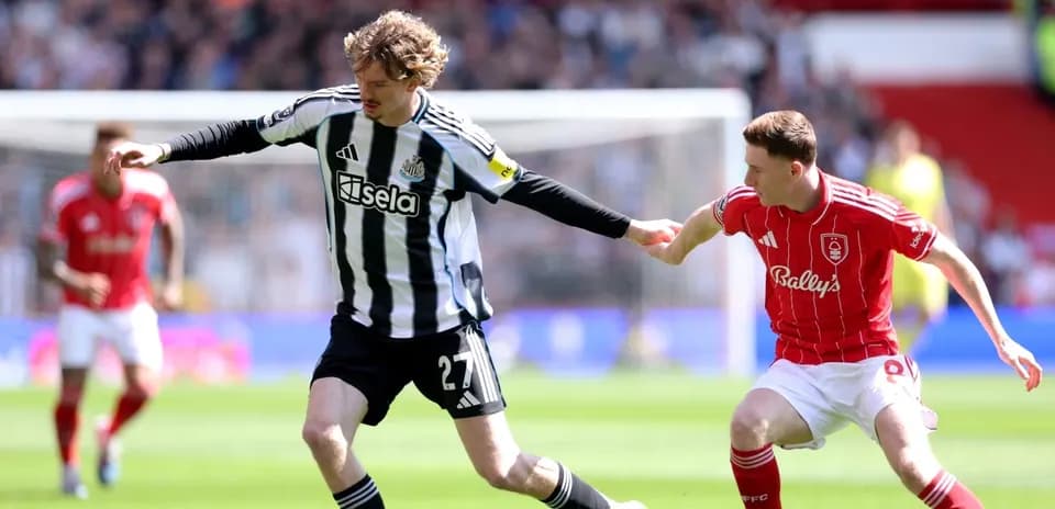 Jugadores de Nottingham Forest y Newcastle en acción