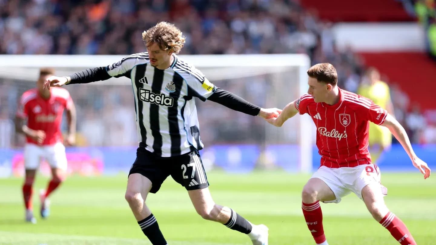 Jugadores de Nottingham Forest y Newcastle en acción