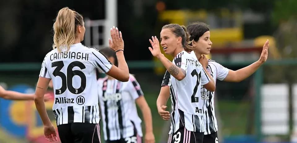 Jugadoras de Juventus celebrando en el campo