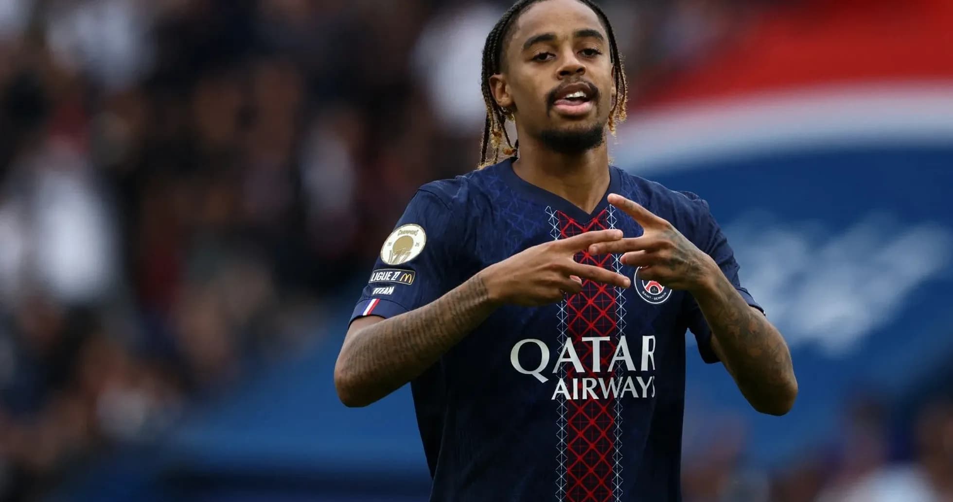 Jugador de PSG haciendo gesto en el campo