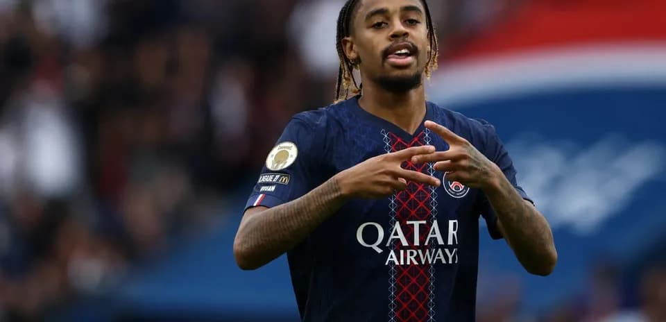 Jugador de PSG haciendo gesto en el campo