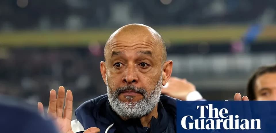 Entrenador gesticulando durante el partido