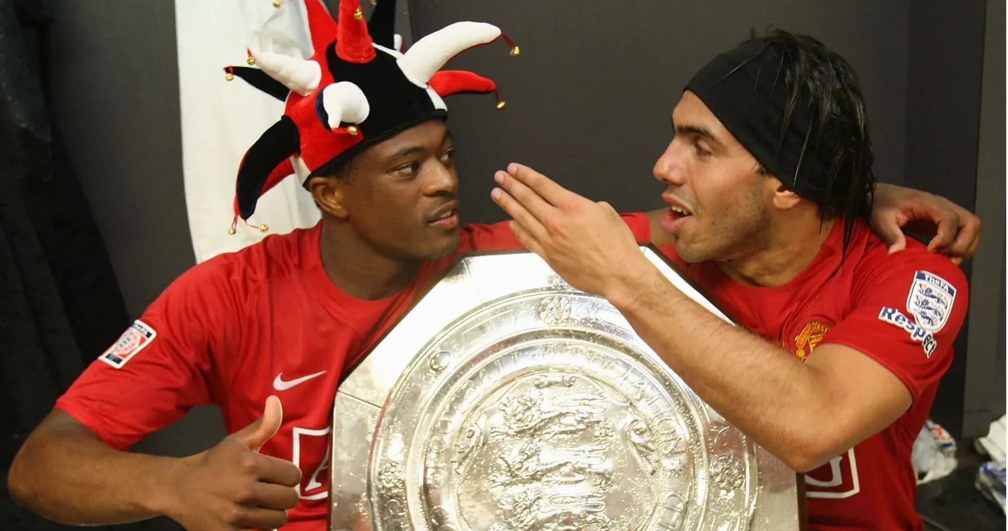Jugadores celebrando con trofeo en vestuario