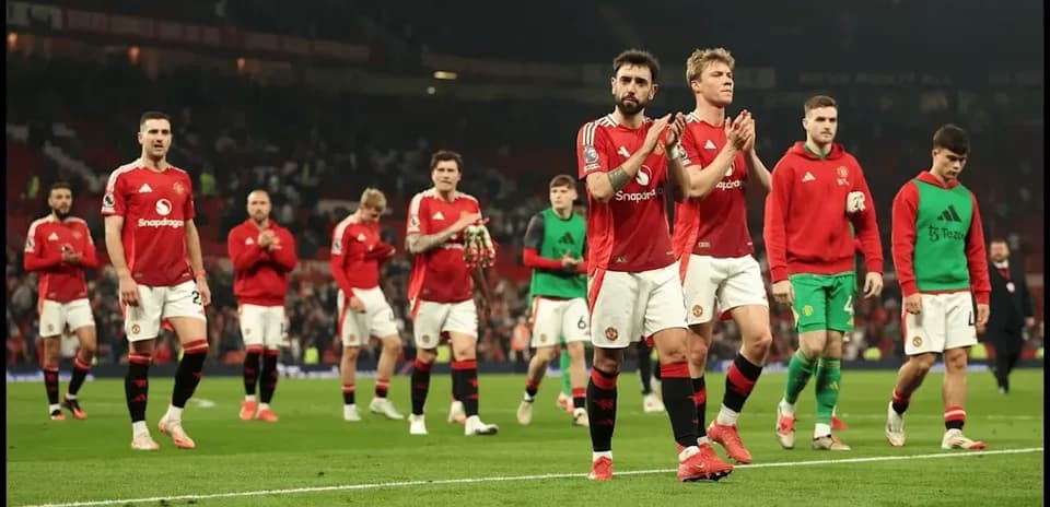 Jugadores de Manchester United aplaudiendo tras el partido