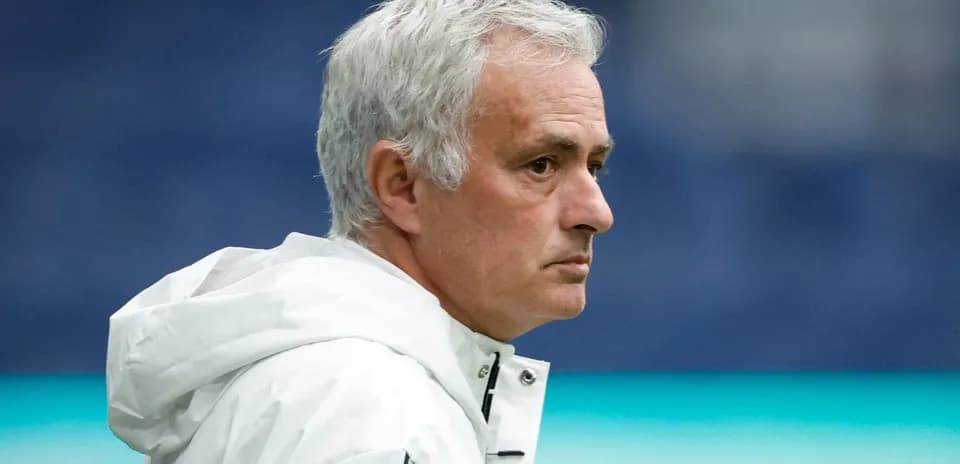 Entrenador en el campo durante un partido