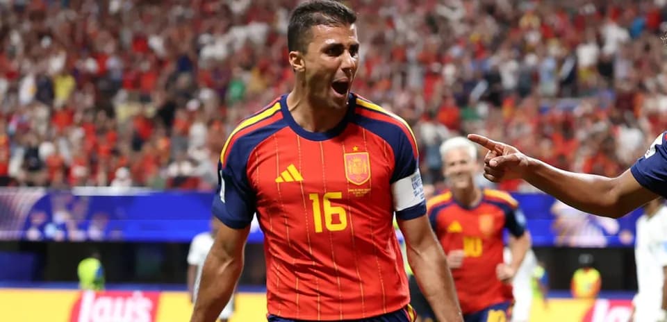 Jugador español celebrando un gol en el partido