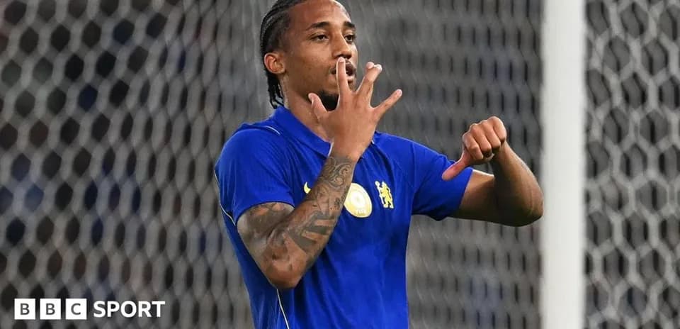 Jugador celebrando con gesto en el campo de fútbol