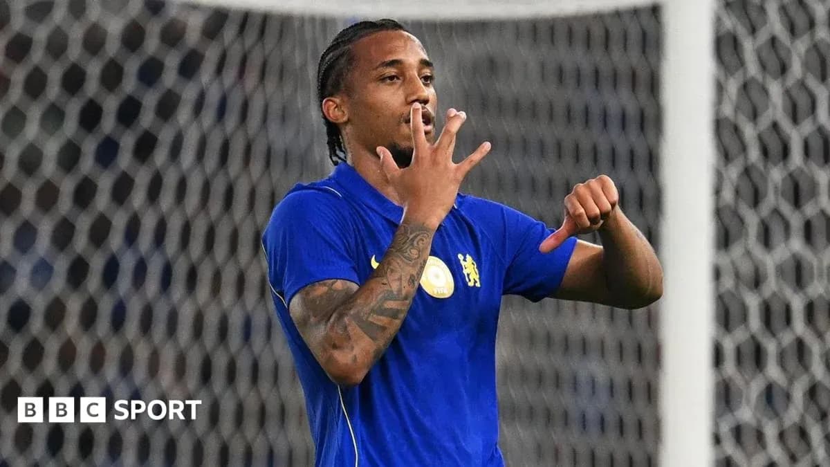 Jugador celebrando con gesto en el campo de fútbol