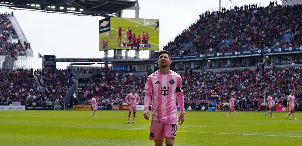 Lionel Messi caminando en el campo durante partido