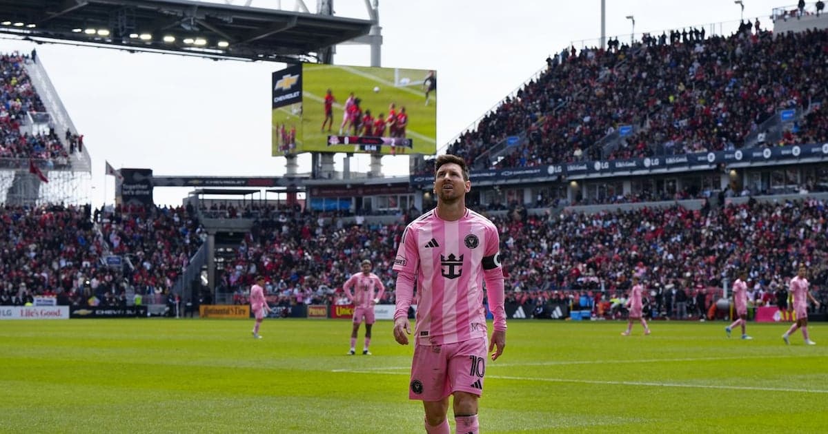 Lionel Messi caminando en el campo durante partido
