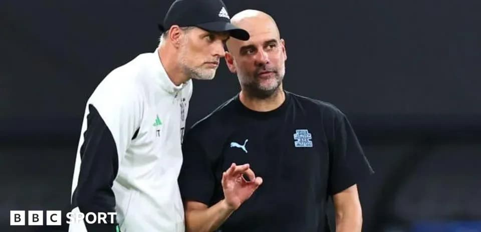 Entrenadores conversando en el campo de juego