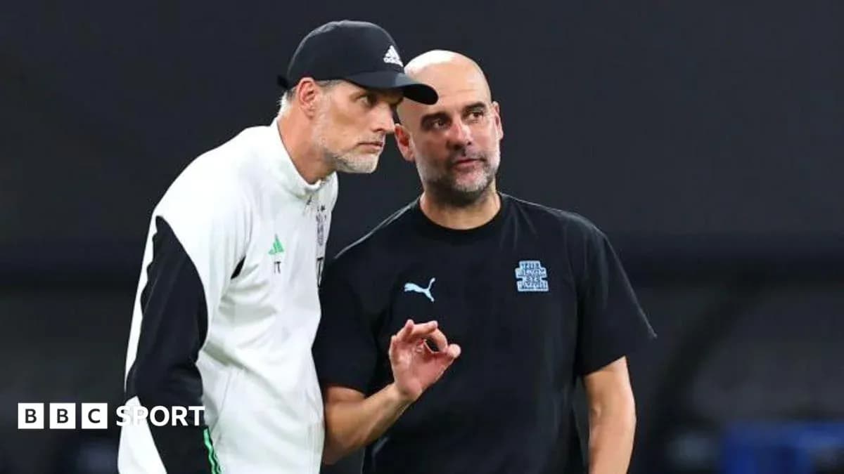 Entrenadores conversando en el campo de juego