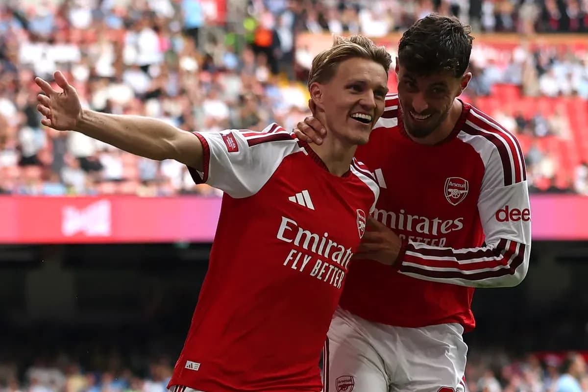 Jugadores de Arsenal celebrando un gol juntos