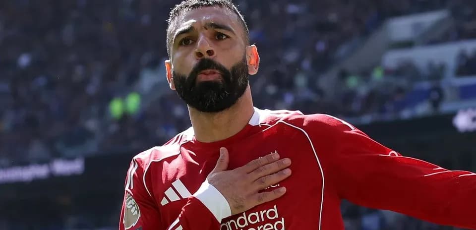 Jugador de Liverpool celebrando con mano en el pecho