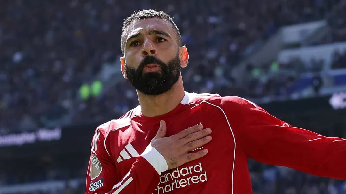 Jugador de Liverpool celebrando con mano en el pecho